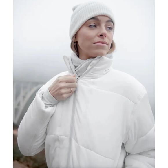 TRAVIS MATHEW Mont Blanc Puffer Jacket Cloud Dancer White Sz XS NWT - Picture 3 of 6
